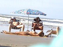 Amigas naturistas - Flagras na Praia