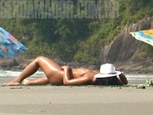 Gata de topless - Flagras na Praia