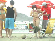 Pagando peitinho - Flagras na Praia
